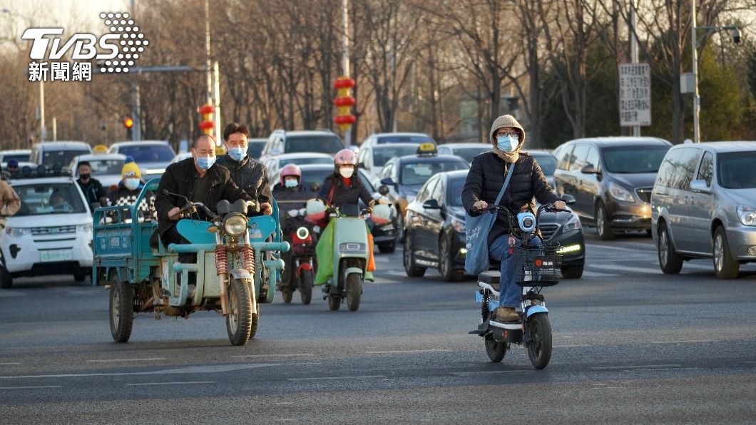 北京街頭車水馬龍的景象與早前清零封鎖時期呈現極大反差。(圖/TVBS)