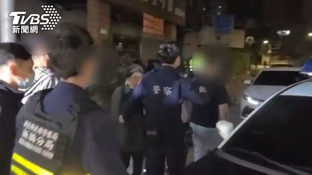 警方將多名涉案人帶回偵辦。(圖/TVBS)