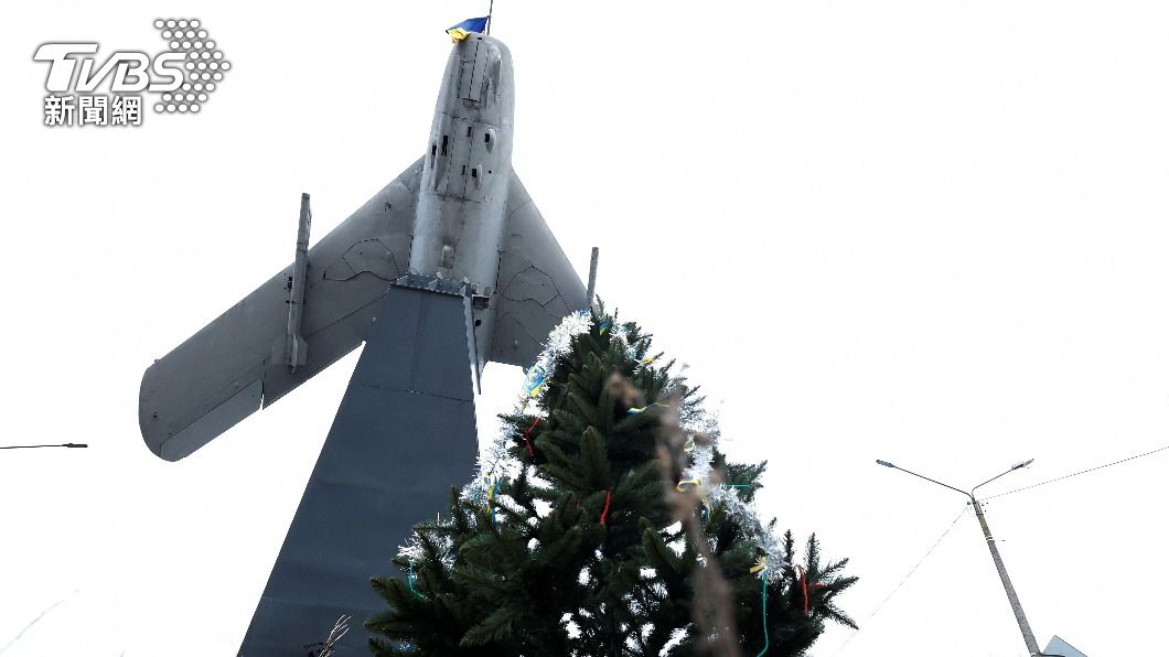 2022年12月,一架米格-17(MiG-17)戰鬥機模型下的樹,放置了耶誕裝飾,但民眾期盼的和平這項禮物卻仍遲遲沒有消息。(圖/達志影像路透社)