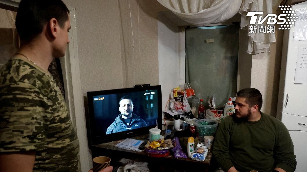 烏克蘭軍人於軍隊休息室聆聽總統澤倫斯基在12月31日的跨年夜演說。(圖/達志影像路透社)