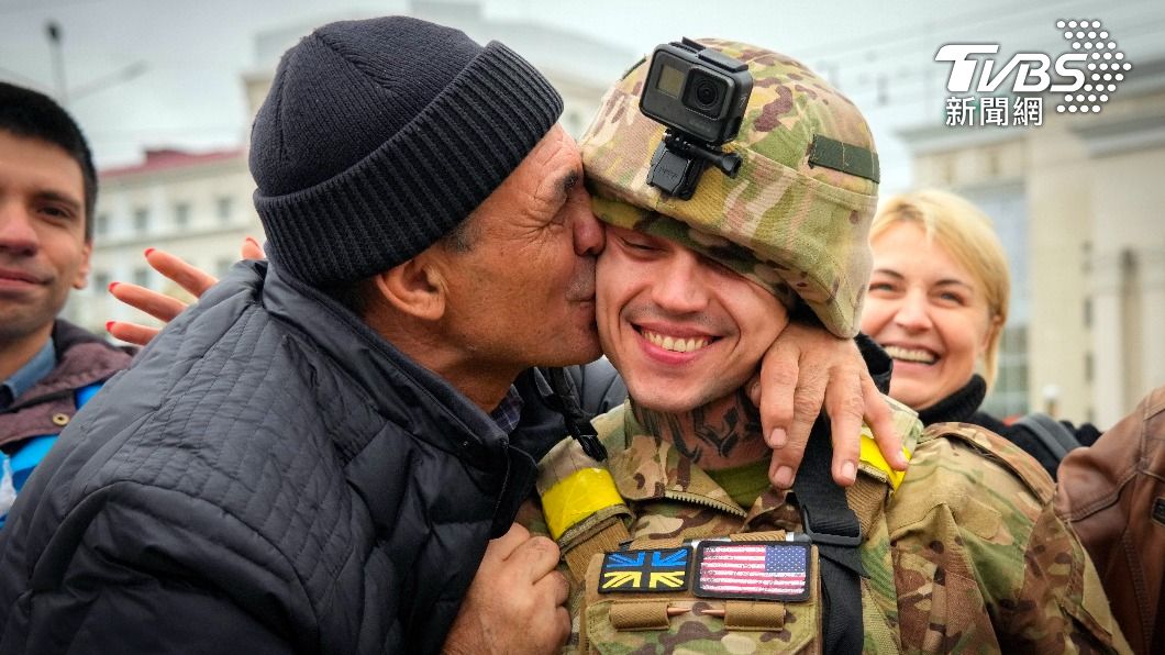 赫爾松居民輕吻烏克蘭士兵。赫爾松在開戰初期即被俄軍佔領,烏軍於11月成功反攻,收復該州首府。(圖/達志影像美聯社)