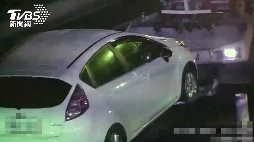 拖吊業者將車拖走後才發現車後座有具女屍,嚇得趕緊將車輛拖吊回原位。(圖/TVBS)