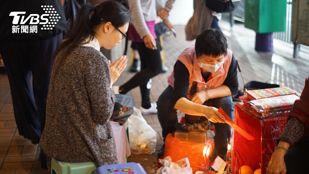 香港傳統「打小人」。(示意圖/Shutterstock達志影像)