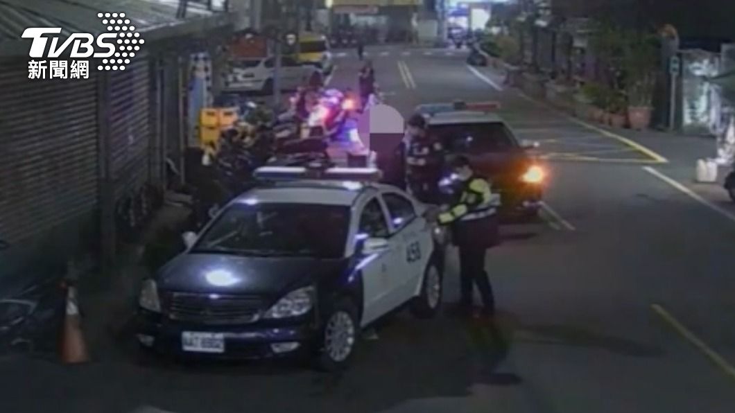 轄區警方抵達現場。(圖/TVBS)