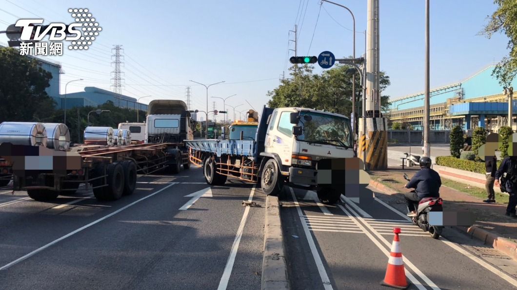 駕駛昏迷 貨車滑行對向車道