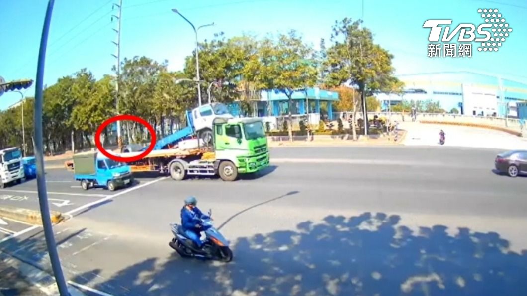 綠燈起步鋼捲跳車!拖板車「翹孤輪」 驚悚畫面曝