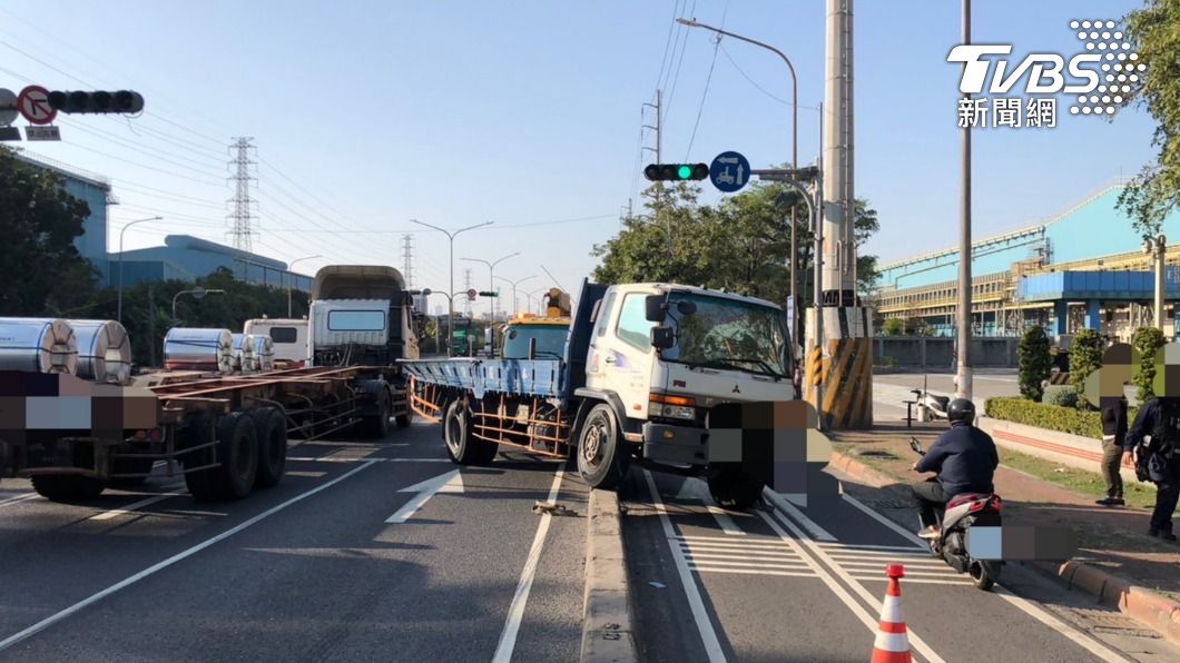 拖板車滑到對向。（圖／TVBS）