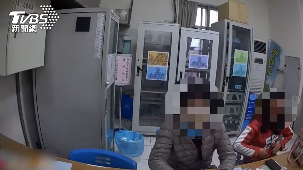 警方找來通譯（左），一起耐心苦勸遭騙的羅女。（圖／TVBS）