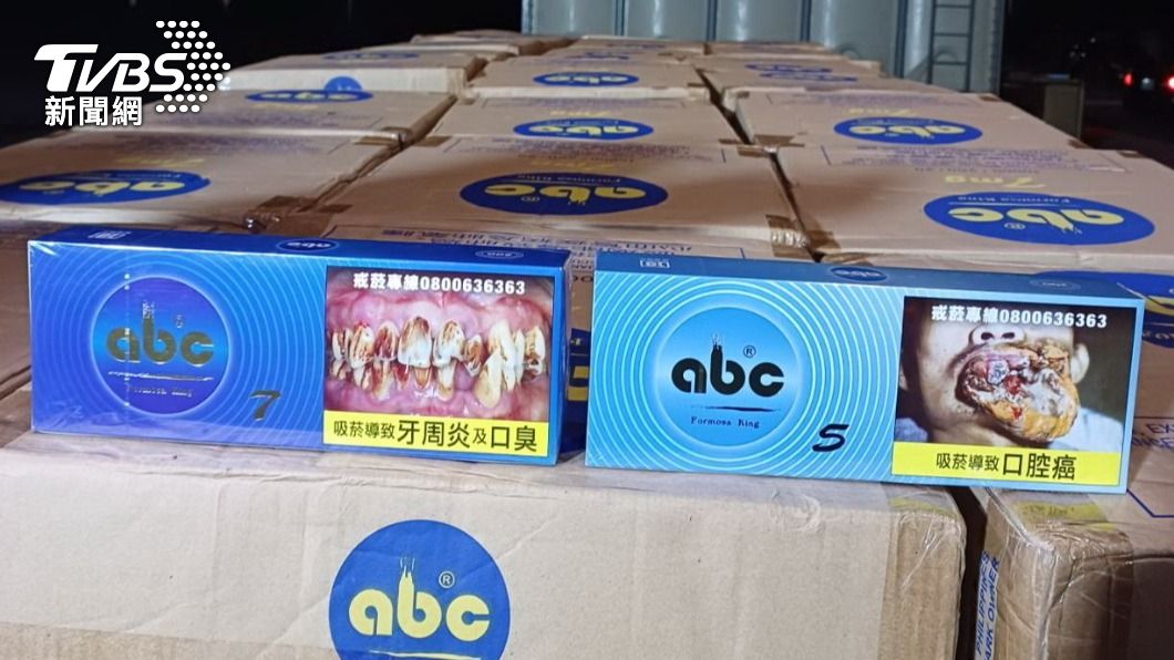 走私漁船上載有「abc」未稅菸品250箱。(圖/TVBS)