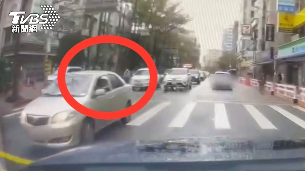 8旬母清晨中風　兒焦急送醫卻遇上班車流　警開道護送