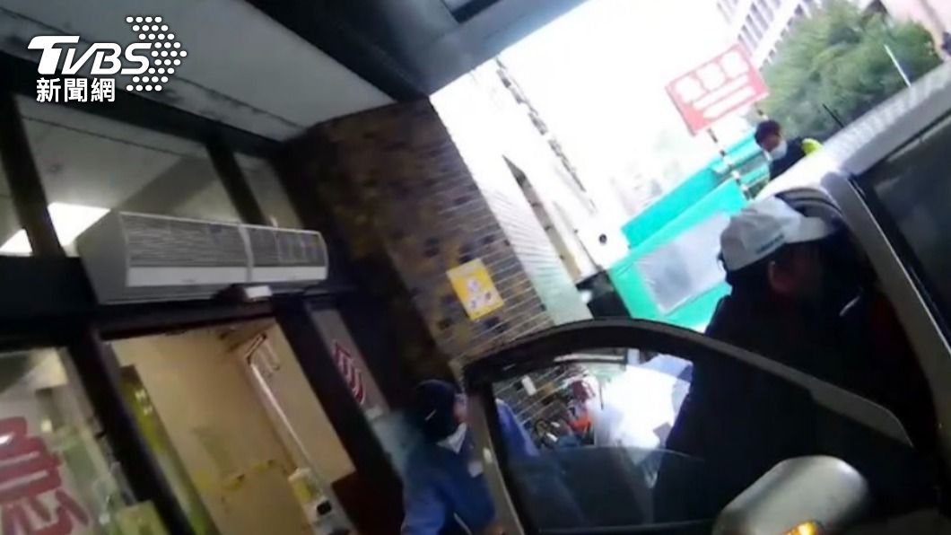 警方順利將人護送到醫院。(圖/TVBS)