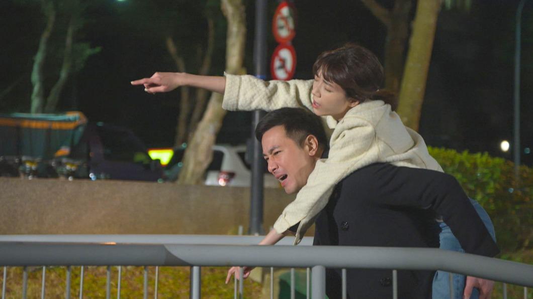 傅子純揹周宇柔回家,兩人被觀眾敲碗在一起。(圖/民視提供)