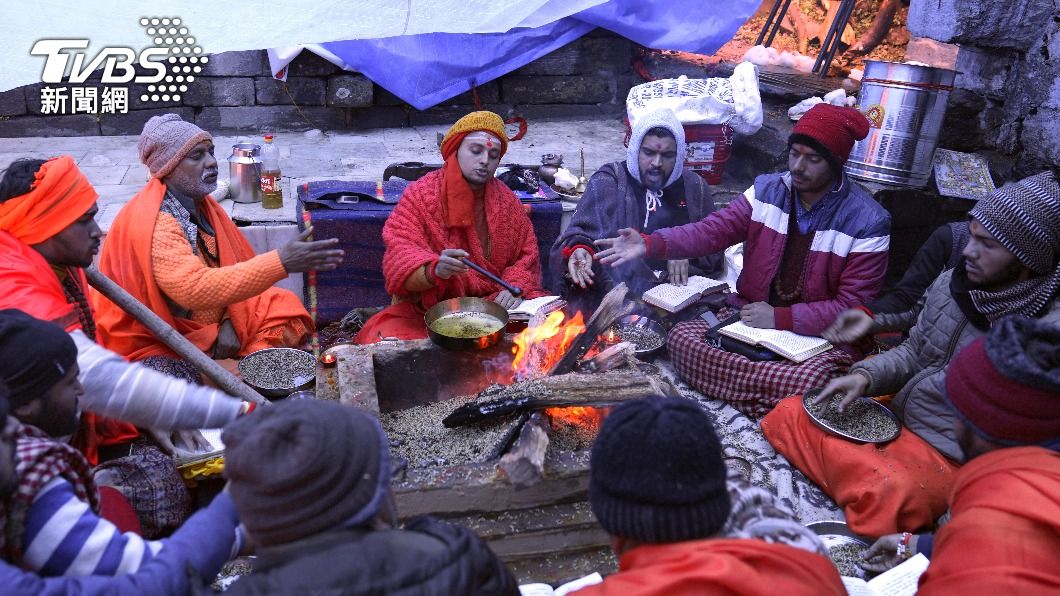 印度教祭司正圍著一圈，一同祈禱正在下沉的城鎮能平安。（圖／達志影像美聯社）