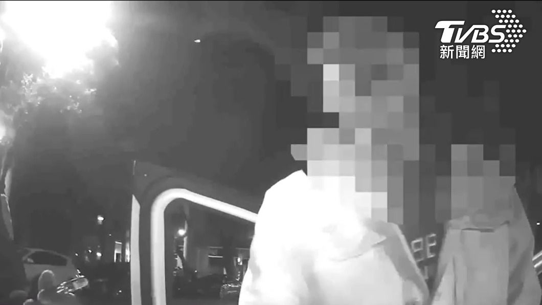 顏姓男子在路邊抽大麻電子菸，警方上前盤查。（圖／TVBS）