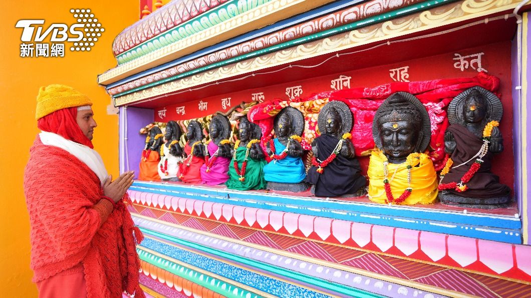 印度教大祭司向神明祈求禱告。（圖／達志影像美聯社）