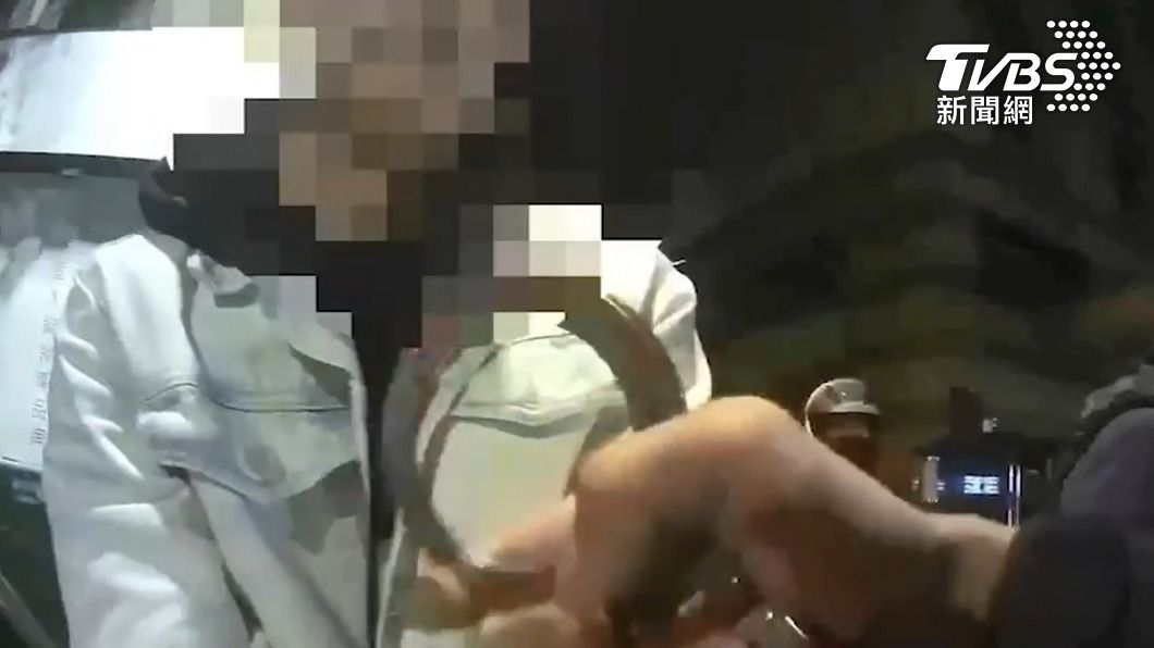 顏男坦承抽大麻電子菸，警方拿出手銬將他逮捕。（圖／TVBS）