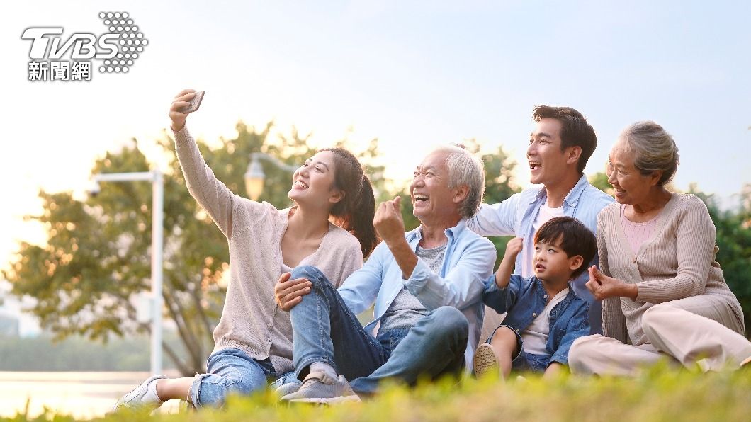 巨蟹座交往時,會想把對方介紹給身邊的親朋好友認識。(示意圖,非當事人/Shuttershock達志影像)