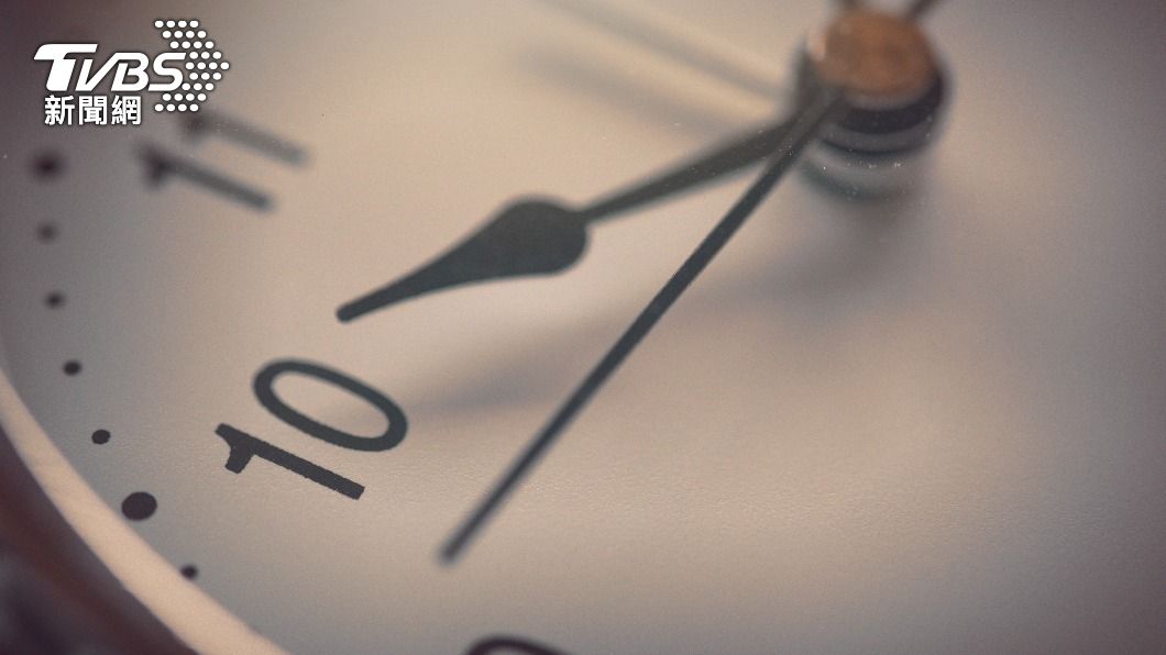 「送鐘」因同「送終」被視為不吉利的象徵。(示意圖/Shutterstock達志影像)