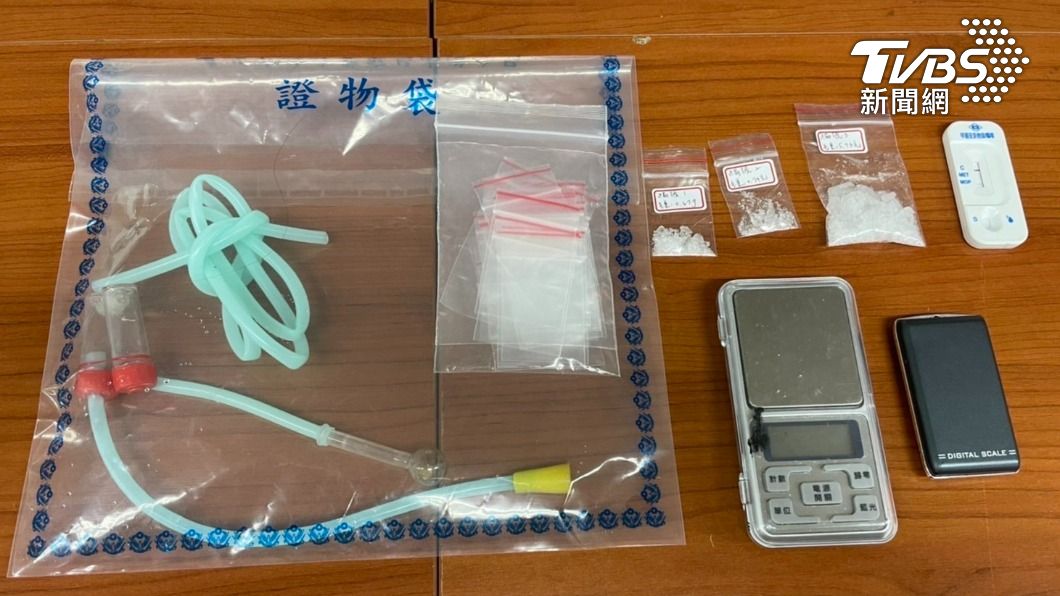警方查扣安非他命、吸食器、電子磅秤、分裝袋等證物。(圖/TVBS)