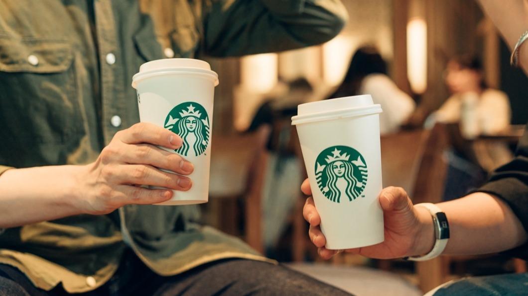 外送特大杯那堤、美式咖啡、蜜柚紅茶皆享有買一送一。(圖/星巴克提供)