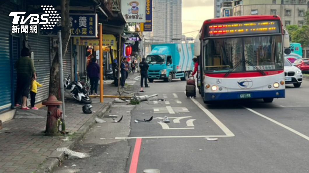 要去醫院送貨!右轉貨車與直行機車碰撞 衝斷站牌釀4傷