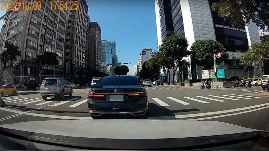 被惡意逼車時,建議不要直接與對方衝突,保留好行車紀錄器的影像並且報警處理。(圖/翻攝自PTT)