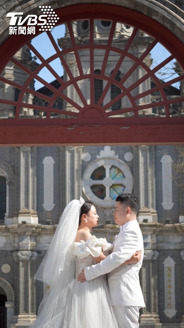 大陸民眾於北京王府井天主堂拍婚紗照。(圖/TVBS)
