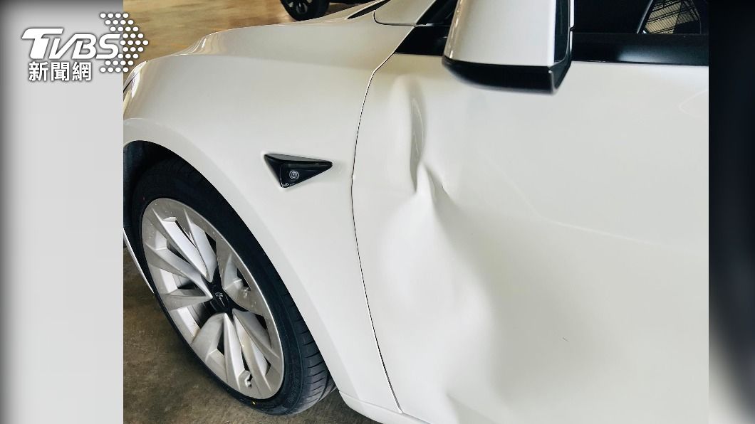 特斯拉車門被強風吹凹 梧棲童綜合醫院發聲了