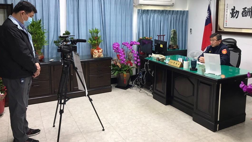 板橋分局長黃南山接受地方電視台專訪，宣導防詐知識。（圖／TVBS）