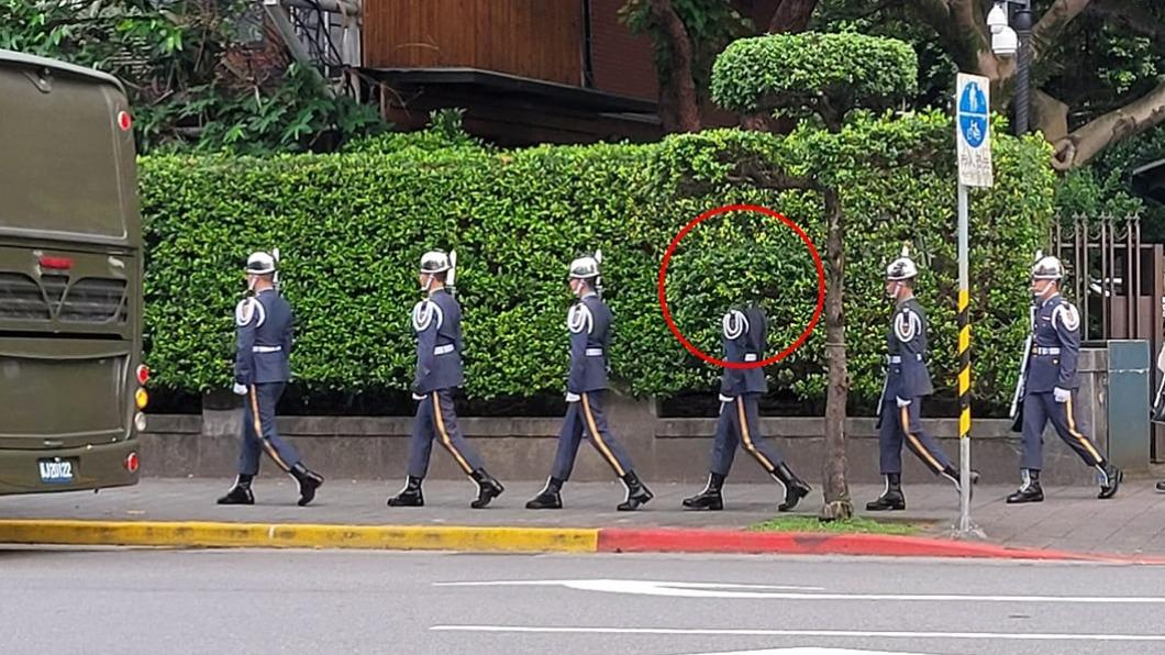 嚇壞!儀隊弟兄走路「頭不見」 萬網驚:放大還是看不到