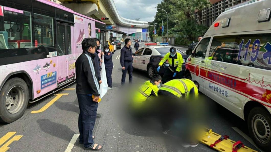 環狀線驚傳墜樓意外!男從捷運陸橋重摔路面 命危搶救中