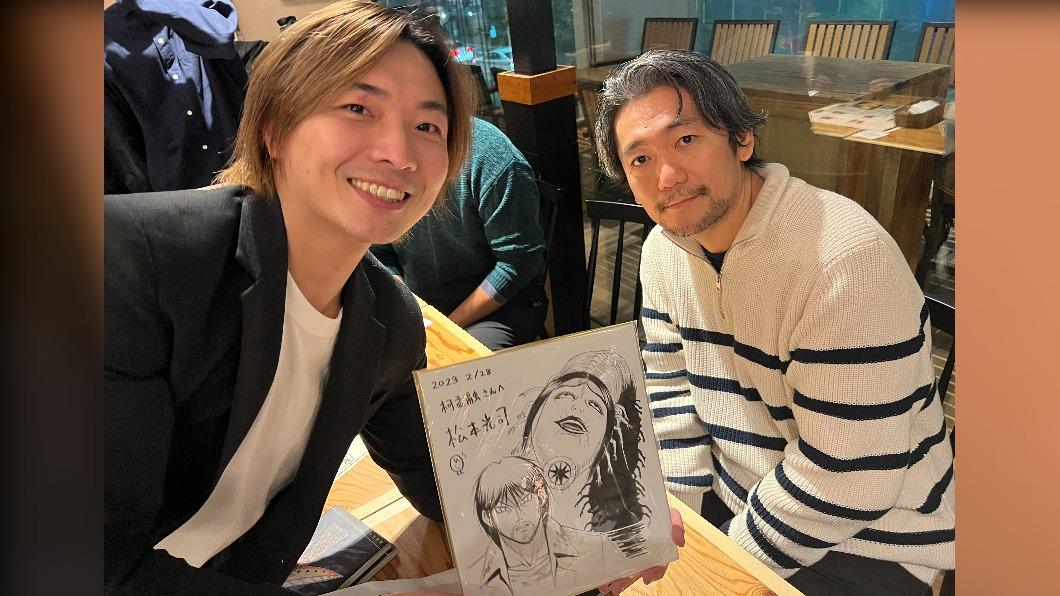 柯孟融（左）獲松本光司（右）簽名板。（圖／空殼影像提供）