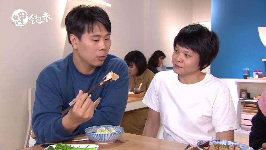 邵大倫（左）因為節目品嘗許多美食，卻也因為吃太多，導致急性腸胃炎。（圖／翻攝自呷飽未臉書）