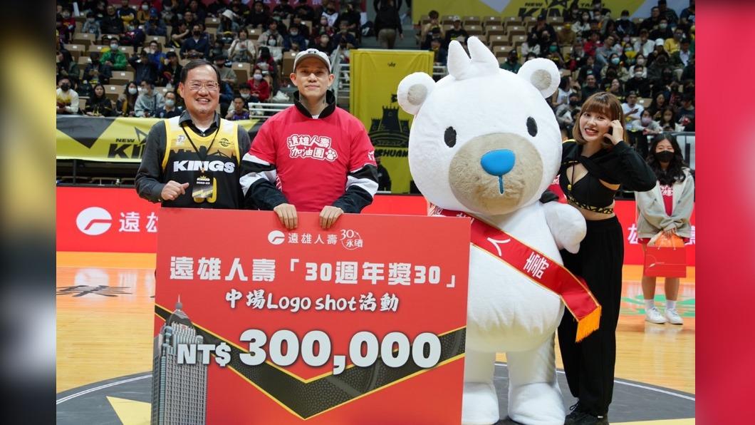 球迷抱走三十萬獎金。(圖/球團提供)