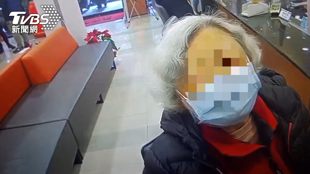 白髮婦人不理會行員與警方勸阻。（圖／TVBS）