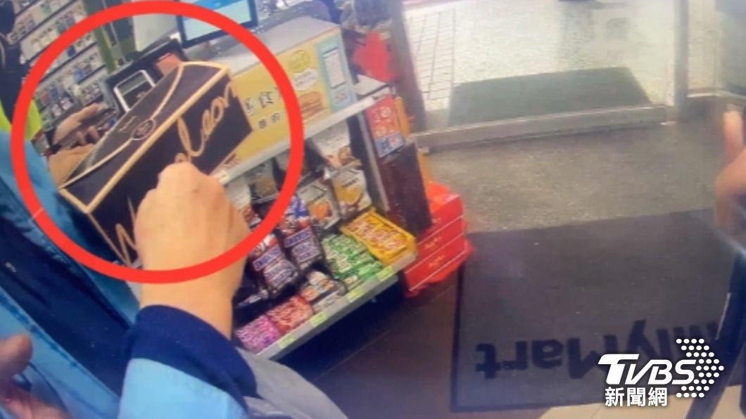 熱心員警隨即化身Uber駕駛，帶著老翁前往正確目的地，順利拿到蛋糕。(圖／TVBS)