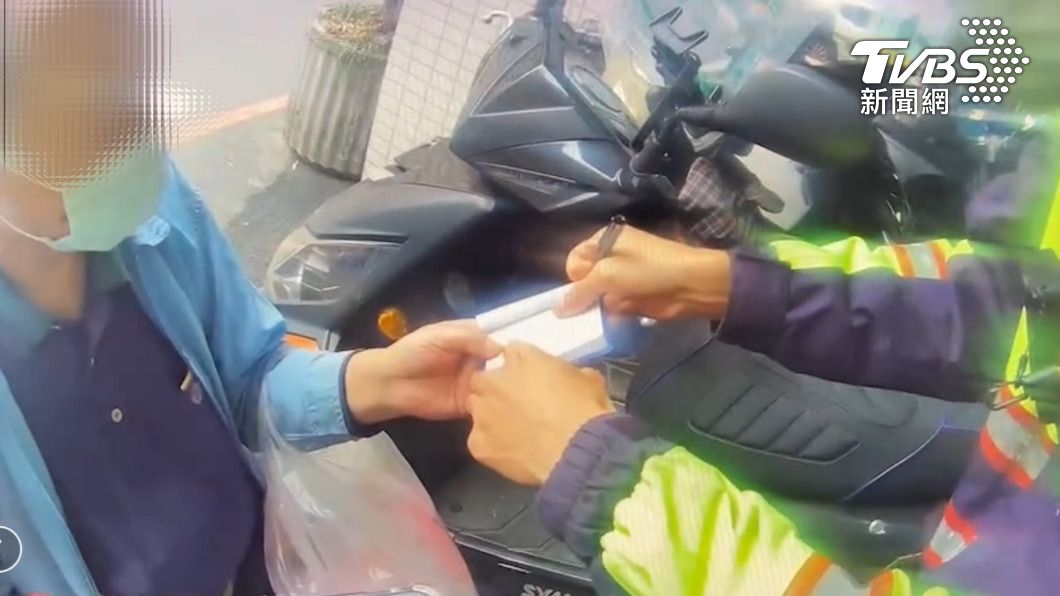 警與翁筆談,才知對方出門任務。(圖/板橋分局)