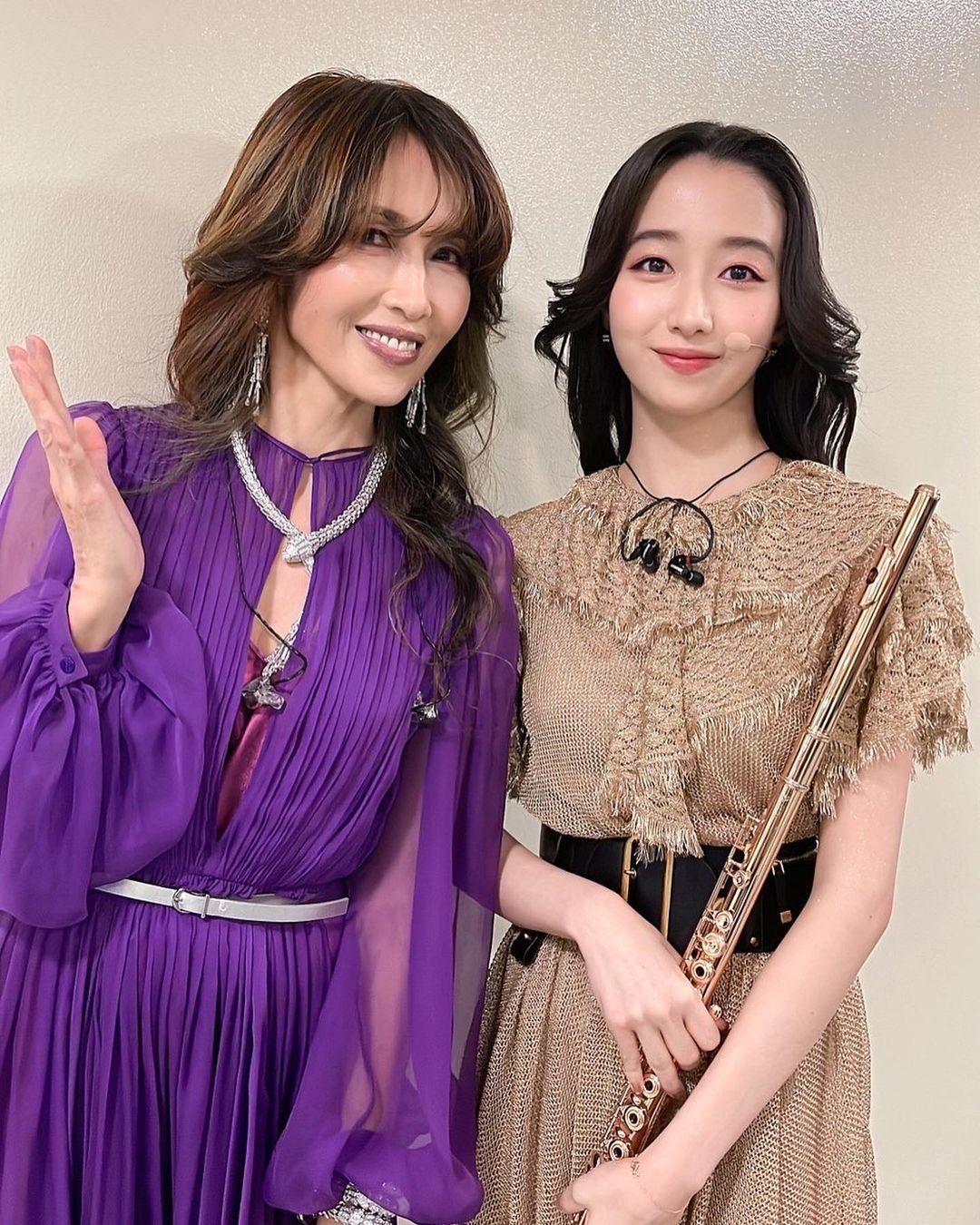 工藤靜香與大女兒心美去年底登上紅白舞台,前男友YOSHIKI亦在場。(翻攝自團體官方IG)
