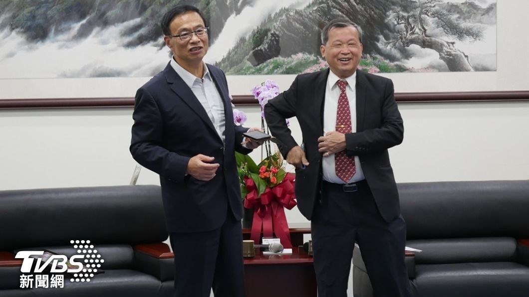 南投副縣長王瑞德(右)分享,家中姊妹皆為虔誠基督徒。(圖/TVBS)
