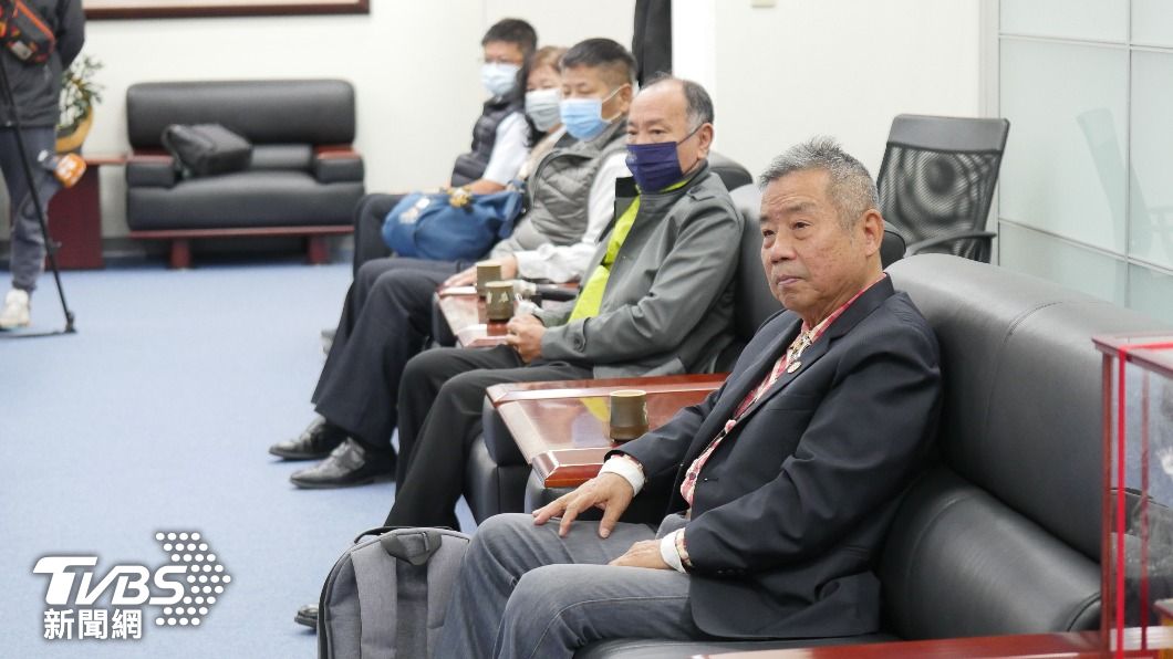 南投縣參與攜手愛無限的眾牧者,前往縣府接受感謝狀贈與。(圖/TVBS)