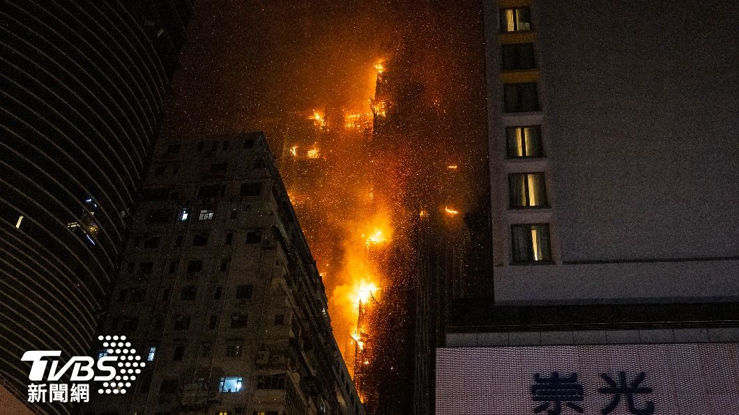 香港尖沙咀中間道一處施工大樓遭遇火災，火勢延燒逾6小時未滅。（圖／達志影像美聯社）