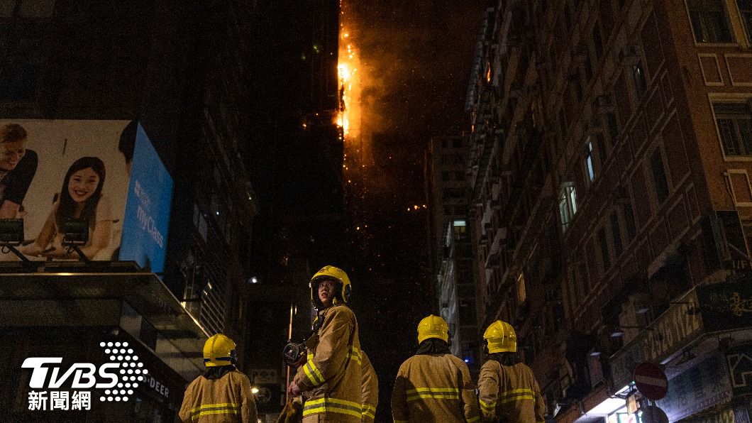 香港尖沙咀中間道一處施工大樓遭遇火災，波及週邊知名的重慶大廈等建築。（圖／達志影像美聯社）
