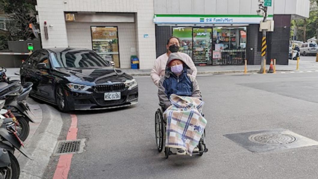 汽車違停無法檢舉 百萬網紅公布2張照批綠委:違停之父