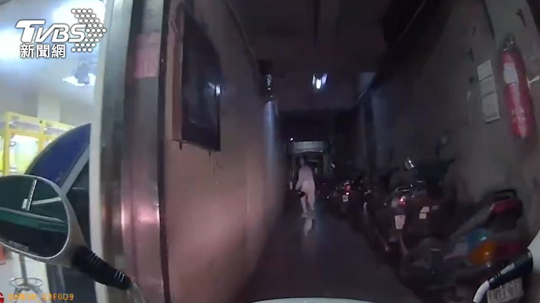 張女見到巡邏警車,馬上轉身就跑。(圖/TVBS)