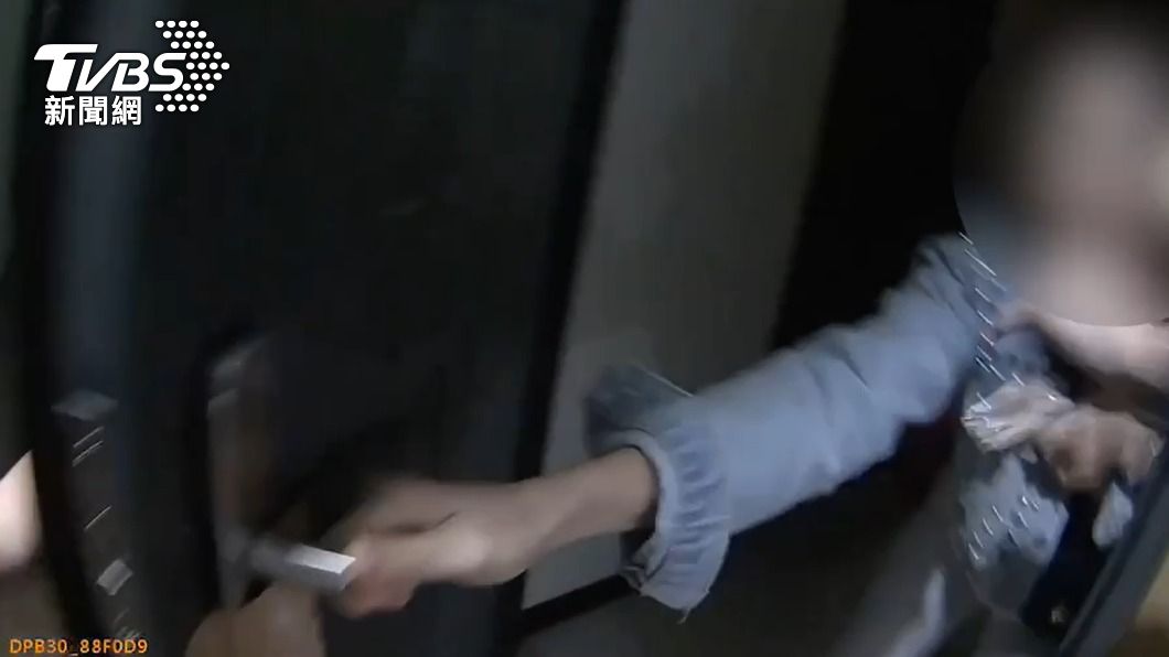 警員逮捕賣淫的張姓越南籍女子。(圖/TVBS)