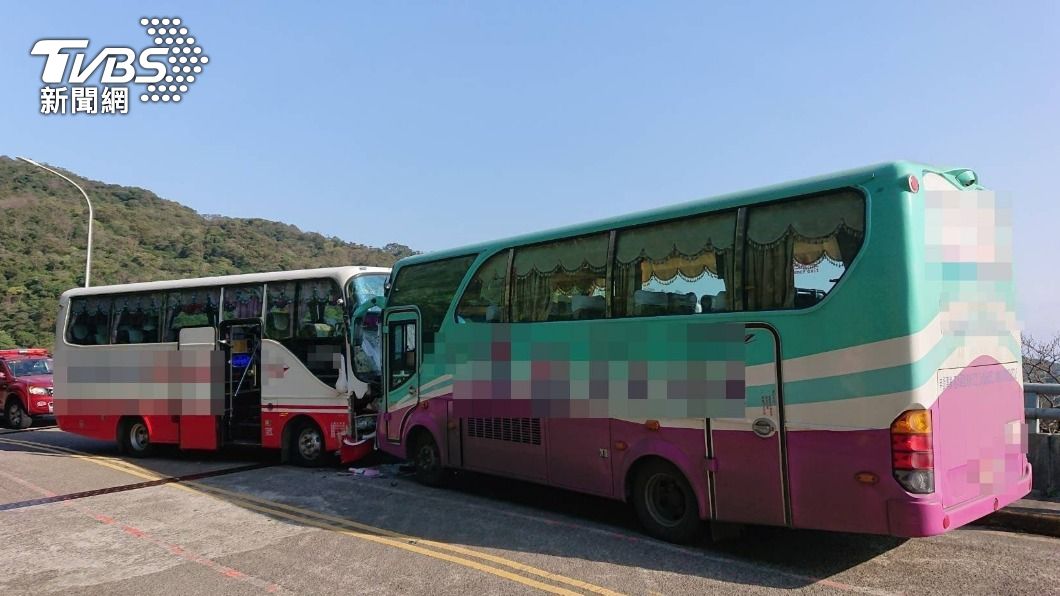快訊／新店兩校車驚傳對撞　車上學生驚魂尖叫　幸僅司機輕傷