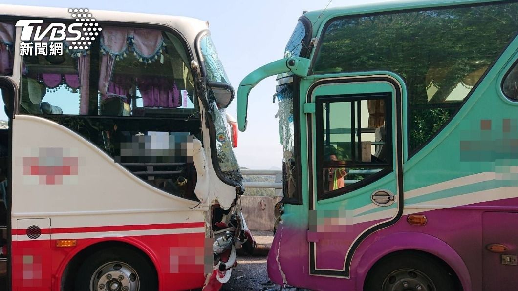 新店驚傳2校車對撞,1司機輕傷送醫。(圖/TVBS)