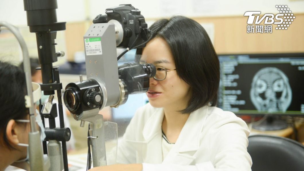 台北慈濟醫院眼科醫師詹立瑋,幫病患檢查視力、眼壓。(圖/台北慈濟醫院)