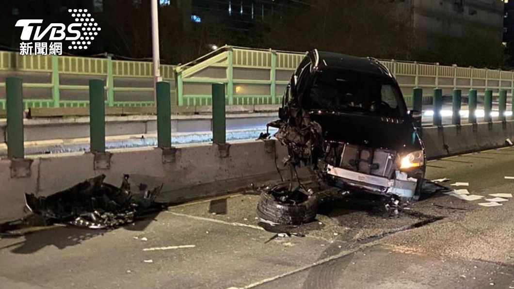 2醉漢鬧建國高架!酒駕賓士自撞害塞 小黃乘客下車搖擺走還嗆警