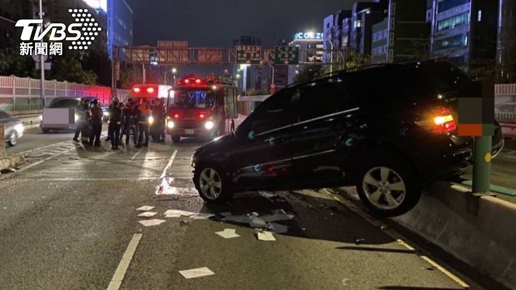 賓士車卡在中央分隔島。(圖/TVBS)
